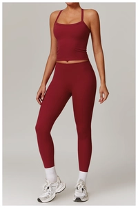 Détail d'un ensemble de yoga bordeaux ajusté avec fines bretelles et legging taille haute