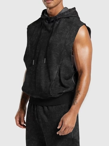 Détail du sweat à capuche gris délavé sans manches avec de larges emmanchures et ourlet