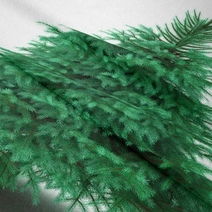 Dettaglio della stampa con aghi di pino su tessuto per arazzo decorativo di Natale