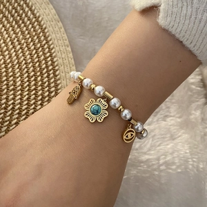 Böhmisches Perlenarmband mit Hamsa-Hand und Evil Eye-Anhänger am Handgelenk