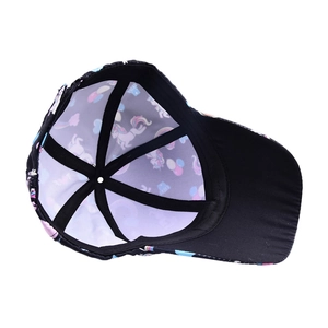 Cappellino da baseball nero con stampe di unicorni e vista dettagliata del rivestimento interno
