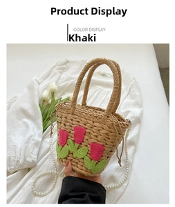 Detail der khakifarbenen Stroh-Eimertasche mit Häkel-Tulpen und Perlen-Schultergurt