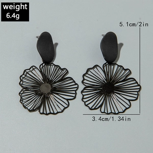 Tableau des tailles détaillé montrant 5,1cm de long et 3,4cm de large pour boucles fleurs
