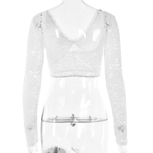 Detailansicht des weißen langärmeligen Spitzen-Crop-Tops mit rückenfreiem Design und V-Ausschnitt