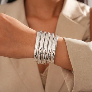 Lot de 5 bracelets minimalistes en métal argenté avec effet martelé et texture liquide
