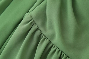 Vue macro détaillée du tissu en maille verte et de la technique de couture froncée