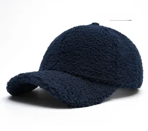 Gros plan sur la casquette de baseball sherpa bleu marine, texture douce et chaude