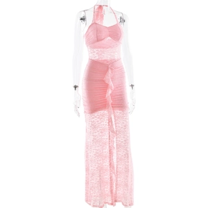 Détail d'une robe longue rose dos nu en dentelle avec volants et finitions transparentes