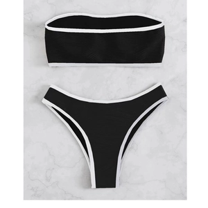 Elegante bikini a due pezzi bianco e nero con top a fascia e slip a vita alta sgambato