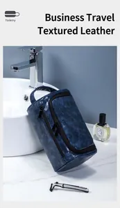 Detail der dunkelblauen Leder-Kulturtasche mit Seitentasche in modernem Bad