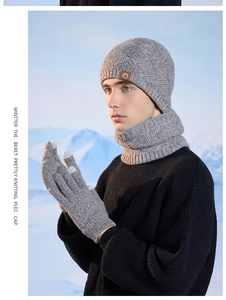 Dettaglio del set invernale in maglia grigia con cappello, sciarpa e guanti touch screen