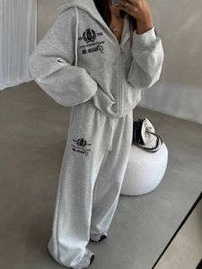 Ensemble jogging femme gris clair avec sweat à capuche et broderie lettrage