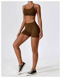 Détail de l'ensemble short de yoga sans couture taille haute et brassière marron café
