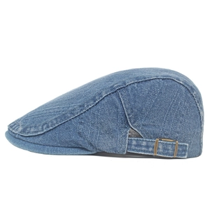 Dettaglio del berretto piatto in denim blu lavato con fibbia di regolazione in metallo bronzo