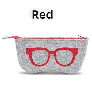 Dettaglio custodia per occhiali in feltro grigio con zip rossa e stampa decorativa