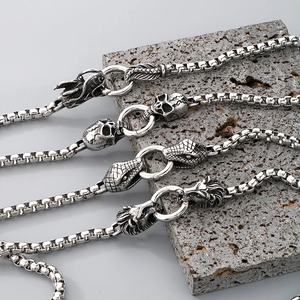 Detail von Gothic-Armbändern mit Drachen-, Totenkopf-, Schlangen- und Löwenkopf-Verbindern