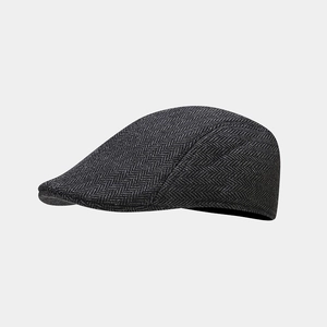 Dettaglio cappello newsboy grigio a spina di pesce in misto lana con texture retrò inglese