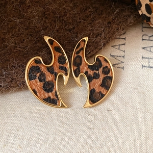 Boucles d'oreilles cœur imprimé léopard avec bordure dorée et aspect velours