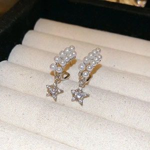 Eleganti orecchini a stella in argento con perle bianche e zirconi scintillanti