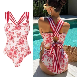 Costume intero a fiori con spalline incrociate a righe rosse e fiocco sulla schiena