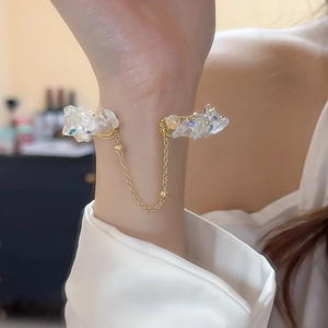 Dettaglio del bracciale vintage dorato con cristalli irregolari e pietre blu scuro