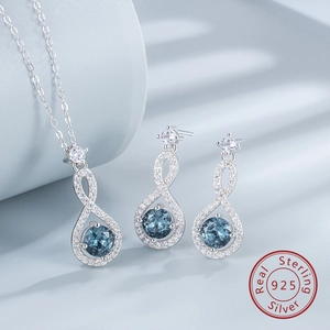 Dettaglio del set gioielli infinito in argento 925 con pietre preziose blu