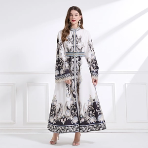 Longue robe rétro à col montant imprimée avec taille cintrée et manches longues