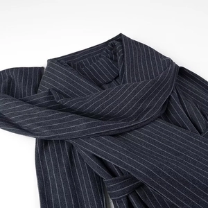 Trench lungo da donna grigio scuro a righe con sciarpa coordinata per la moda invernale