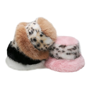 Set di cappelli alla pescatora in ecopelliccia leopardata e tinta unita invernali