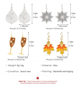 Vista detallada de pendientes de hoja de maple y estrella con dimensiones e información metal