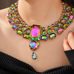 Vista dettagliata di una collana di strass colorati con pendenti a cuore e a goccia d'acqua.