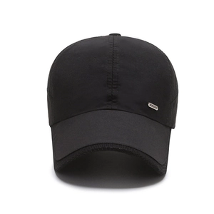 Men's breathable mesh baseball cap in black quick-dry fabric with fashion metal tag