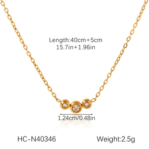 Détail montrant la longueur de 40cm+5cm et le pendentif zircon sur collier doré