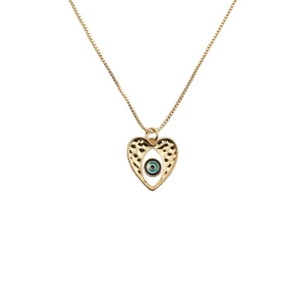 Collier chaîne dorée avec pendentif en forme de cœur et œil grec bleu au centre