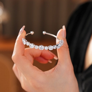 Vue détaillée du bracelet jonc argenté orné de zircons ronds et ovales brillants