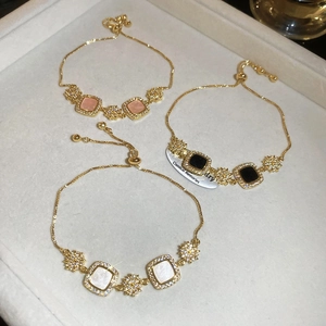 Détail de bracelets ajustables plaqués or 18k avec pierres carrées colorées et zircons