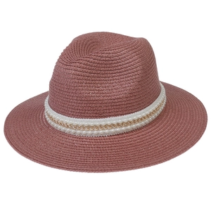 Détail du chapeau Panama rose poudré avec ruban blanc, perles et chaîne dorée
