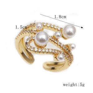 Détail d'une bague cœur en cuivre avec perles et zircons montrant la largeur de 1,8 cm