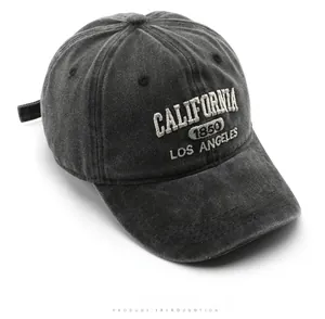 Detailansicht der grauen Vintage-Baumwollkappe mit weißer California-Stickerei