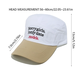Detailansicht der zweifarbigen Hip-Hop-Kappe mit Stickerei und Größenangaben 56-60cm