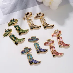 Detailansicht von Western-Cowboyhut- und Stiefelohrringen in Smaragd, Gold, Blau und Rosa