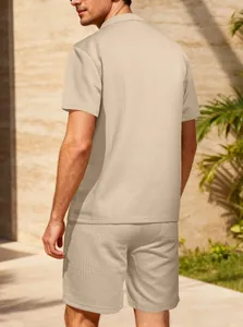 Vista dettagliata posteriore del set beige in maglia a nido d'ape con camicia e pantaloncini