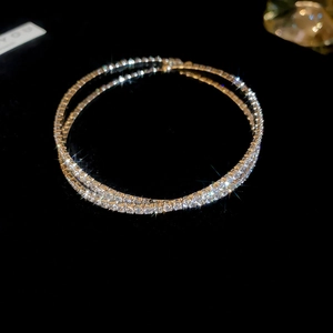 Gros plan détaillé du bracelet croisé multicouche en argent serti de zircons cubiques