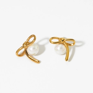 Orecchini a perno asimmetrici con fiocco e perle dorate da donna con design minimale