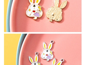 Detail der Vorder- und Rückseite von Alice-Hasenanhängern für DIY-Schmuckherstellung