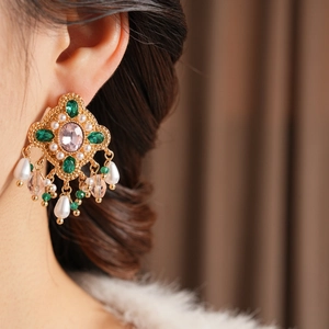 Vue détaillée des boucles d'oreilles vintage en perles serties de diamants et dorées