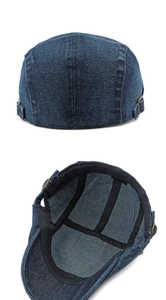 Détail macro de la casquette plate en denim bleu foncé avec boucle latérale et doublure