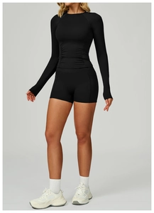 Detail der High-Waist Yoga-Shorts mit Seitentasche und gerafftem Langarm-Oberteil