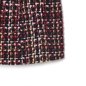 Detailansicht aus nächster Nähe von buntem Tweed-Stoff für ärmellose Weste mit Struktur