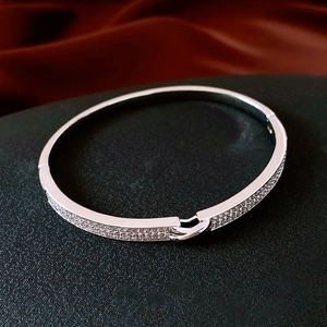 Gros plan du fermoir de bracelet plaqué 18K avec sertissage pavé et pierres blanches